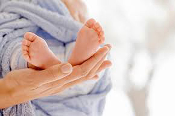 Bạn nên ngâm chân với nước muối thường xuyên để có thể thúc đẩy những mạch máu lưu thông hoặc dùng tay để chà xát, xoa bóp rất có lợi cho sức khoẻ.