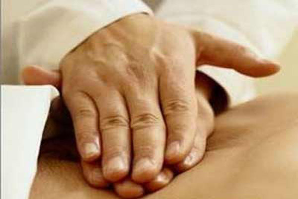 Thường xuyên massage rốn có công dụng làm cho não trẻ khỏe, hỗ trợ tiêu hoá, an thần, lợi đại tiểu tiện, tăng cường quá trình trao đổi chất của gan và thận, giúp khí huyết lưu thông, tăng cường khả năng chống lại bệnh tật của cơ thể.