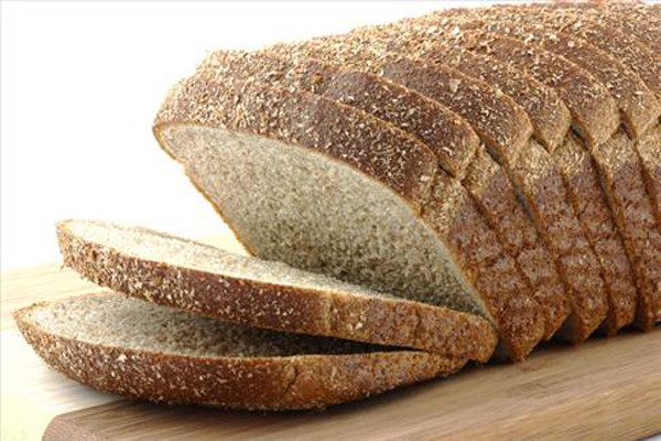 6. Bánh mì nguyên hạt. Là loại thực phẩm rất tốt cho những người bị nhức đầu hay đau nửa đầu. Ngũ cốc chưa qua chế biến này có thể phát hành carbohydrate chậm hơn bánh mì trắng, cho nên nó sẽ bổ sung năng lượng cực hữu hiệu cho bạn. Đơn giản là một miếng bánh mì quết bơ là bạn đã tạm biệt chứng đau đầu dễ dàng.
