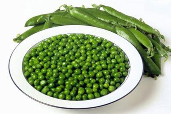 4. Đậu xanh. Một chén đậu xanh có hơn 25% giá trị vitamin, được coi là trợ thủ đắc lực cho những cơn nhức đầu do căng cứng mạch máu gây ra. Các loại thực phẩm giàu magiê khác như chuối, hạnh nhân, bơ, mơ, rau chân vịt cũng được ưu tiên vào danh sách này.
