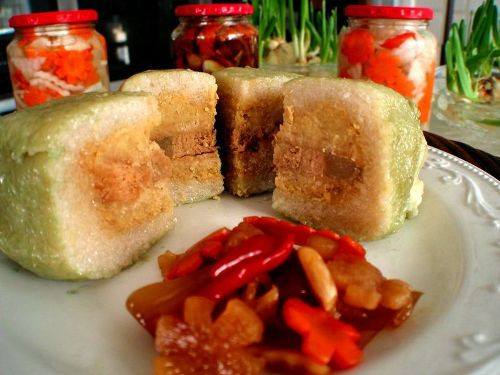 Bánh Chưng. Đây là món ăn không thể thiếu trong ngày Tết, thể hiện sự tinh hoa của đất trời và ước muốn từ ngàn xưa của người lao động đó là một cuộc sống sung túc và đẩy đủ. Từ khâu chọn nguyên liệu, gói, luộc bánh rồi đến cắt bánh sao cho đều, đẹp cũng cần có sự tinh tế, tỉ mỉ và khéo léo.