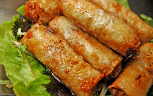 Nem rán được coi là “quốc hồn quốc túy” của người Việt. Với lớp vỏ giòn rụm, nhân bên trong thơm mềm có thể ăn kèm với cơm, bún hay bánh chưng đều rất ngon. Nem rán trở thành món ăn quen thuộc không chỉ trong bữa cơm gia đình mà còn không thể thiếu trong mâm cỗ ngày Tết miền Bắc.