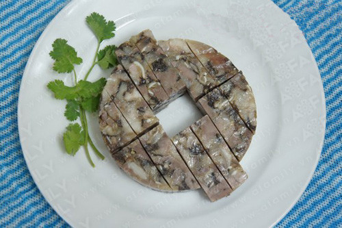 Giò xào (giò thủ) được làm bằng phần thịt tai, mũi, lưỡi heo cắt miếng kết hợp với mộc nhĩ.
