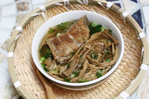 Xương lợn luộc sơ qua, đổ bỏ nước luộc xương. Phi hành thơm, đổ măng vào xào, nêm mắm muối, đun tầm 5 phút. Sau đó thêm xương lợn, đổ nước lạnh ngập mặt xương và măng. Đun sôi đến khi măng và thịt mềm là được.