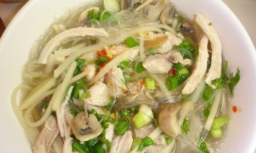 Măng miến gà.Bát miến nóng hổi với vị ngọt thơm của nước dùng luộc từ gà, thêm thịt gà và sợi miến dai là món ngon không thể thiếu ngày Tết. Thêm ít măng khô sợi màu nâu vàng và ít nấm hương hoặc mộc nhĩ nữa thì quá đúng vị ngày Tết ở miền Bắc.