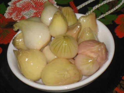 Hành muối là món ăn dân dã với vị chua dịu và cay nhẹ. Dưa hành có thể ăn kèm với bánh chưng và thịt đông ngày Tết rất ngon. Món ăn này không chỉ kích thích vị giác ăn uống, kích thích hệ tiêu hóa mà còn là món chống ngán rất hữu hiệu trong ngày Tết.