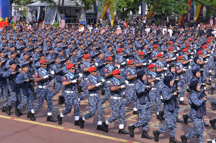 Hôm 31/8/2019, nhân kỷ niệm 62 năm quốc khánh Malaysia,chính quyền nước này đã tiến hành cuộc diễu binh, diễu hành quy mô lớn với sự tham gia của hàng nghìn người. Đặc biệt, gây sự chú ý nhất là màn diễu duyệt binh của lực lượng vũ trang nước này. Ảnh: kemenierian pertahanan