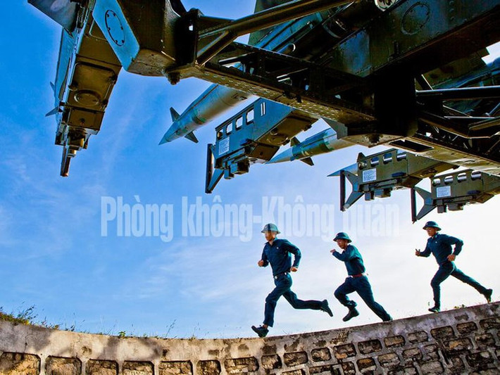 Trong những năm qua, nhằm tăng cường mạng lưới phòng không, công nghiệp quốc phòng Việt Nam phối hợp với nước ngoài nâng cấp hàng loạt các tổ hợp tên lửa phòng không S-125M lên chuẩn S-125-2TM Pechora-2TM với nhiều tính năng hiện đại, tăng cường đáng kể sức chiến đấu. Ảnh: Phòng không – Không quân