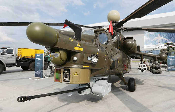 Về hỏa lực, Mi-28NE trang bị một khẩu pháo 30mm 2A42 ở dưới mũi có thể xoay đổi hướng hai bên cho phép khai hỏa mà không cần cả trực thăng phải quay theo. Khẩu pháo có tốc độ bắn 200-800 phát/phút, tầm bắn hiệu quả 1.500m với mục tiêu mặt đất và 2.500m với mục tiêu trên không. Ảnh: TASS