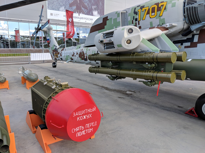 Hai cánh nhỏ của Mi-28NE có thể triển khai tối đa 16 tên lửa chống tăng Ataka-V có tầm bắn 8km, xuyên 900mm thép sau giáp phản ứng nổ. Ngoài ra, nó có thể tùy chọn mang 4-8 tên lửa không đối không Strelets kết hợp rocket 80/130mm hoặc thêm các gunpod 30mm. Ảnh: defpost