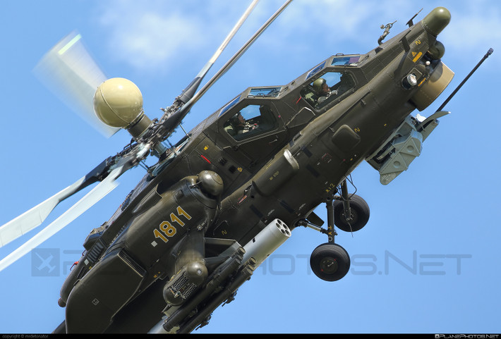 Khả năng sống sót của Mi-28NE cũng được nâng cấp khi buồng lái được bọc giáp dày, kính chắn gió có thể chống được đạn súng máy 12,7-14,5mm. Ngoài ra, trong máy bay còn tích hợp hệ thống chữa cháy tự động bảo vệ thiết bị điện, thủy lực... Khoang động cơ cũng được cách nhiệt, thùng nhiên liệu có thể tự hàn khi bị bắn trúng tránh rò rỉ nhiên liệu cũng như cháy nổ... Ảnh: Planephotos