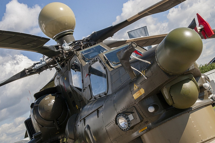 So với thế hệ Mi-28A trước đó, Mi-28NE tích hợp hệ thống cánh quạt chính và động cơ VK-2500 rất mạnh do Nga sản xuất, đặc biệt hệ thống điện tử hàng không được cải thiện cho phép tác chiến trong mọi điều kiện thời tiết. Mà đáng kể nhất là radar sóng mm lắp trên đỉnh cánh quạt tăng khả năng phát hiện mục tiêu trong điều kiện chiến trường bị che khuất… tính năng của nó được cho không thua kém radar AN/APG-78 Longbow trên trực thăng Apache. Ảnh: TASS