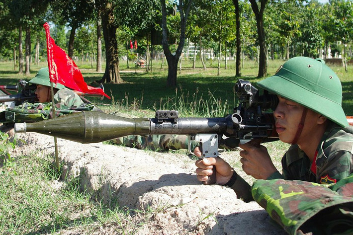Tuy nhiên, có lẽ không quá nhiều người biết rằng, thực ra Việt Nam sản xuất thành công súng chống tăng từ cách đây vài chục năm. Tính năng của khẩu súng này được cho tương đương cả huyền thoại RPG-2 hay Việt Nam gọi là B40 – vũ khí đã khiến quân Mỹ-VNCH “thất kinh bạt vía”. Ảnh: QDND
