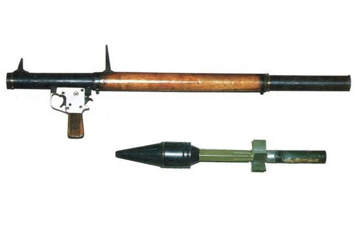 Khẩu súng được đặt tên là CT-62, chữ “CT” có lẽ là viết tắt cụm từ “chống tăng”, “62” là năm thiết kế. Cục Quân khí dự định phát triển trên cơ sở cấu tạo súng B40 và kinh nghiệm chế tạo súng ĐKZ. Nhà máy Z1 có nhiệm vụ chế thử súng và gia công phần cơ khí của vỏ đạn, Z2 có nhiệm vụ chế thử ống nổ, hạt lửa, nhồi lắp đạn và tổ chức bắn thử. Ảnh: Wikipedia