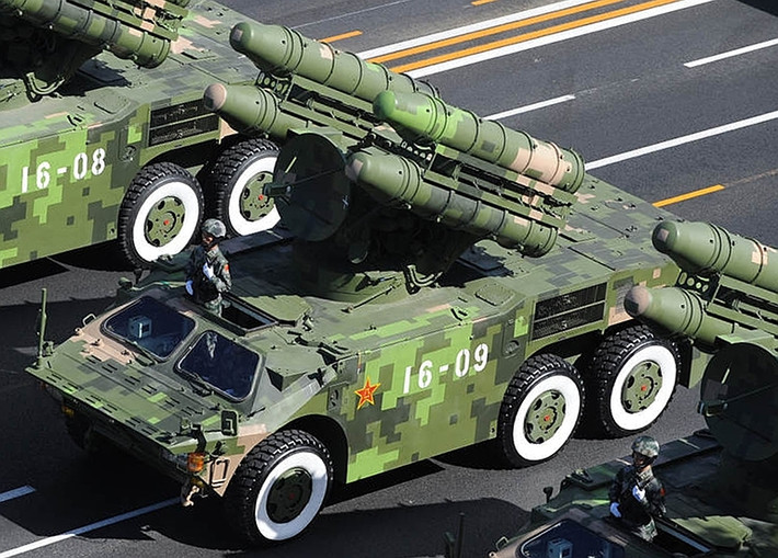 Radar của HQ-7 có thể phát hiện đồng thời tới 30 mục tiêu trên không ở cự ly từ 18 - 20km và bắt bám liên tục tới 12 mục tiêu. Module chiến đấu được bố trí trên xe địa hình type P4R cấu hình 4 x 4. Nguồn ảnh: Military-today.