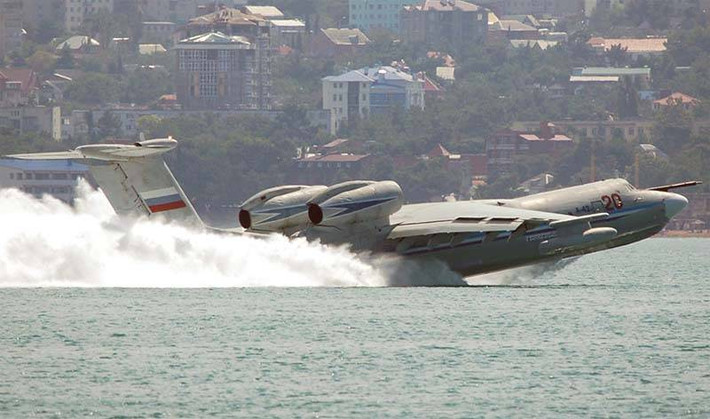 Cũng theo ông Selivanov, trong thời tiết tốt, máy bay có thể hạ cánh trên mặt nước và phát hiện tàu ngầm bằng hệ thống định vị thủy âm. "A-42 rất tốt cho hoạt động cứu hộ, vì nó có thể nhanh chóng bay đến khu vực tàu ngầm bị nạn, hạ cánh xuống và giải cứu thủy thủ đoàn", Izvestia viết. Ảnh: Wikipedia