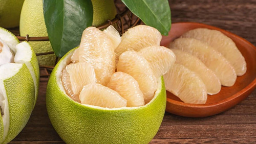 Nếu bưởi đã bổ mà không dùng luôn, bạn cũng có thể tách vỏ, chia thành từng miếng nhỏ rồi đặt vào túi nhựa hút chân không, bảo quản trong tủ đông. Bằng cách này, bạn có thể giữ bưởi vài tháng mà không lo nhớt. Bưởi trữ đông thích hợp dùng làm sinh tố hoặc nước ép.