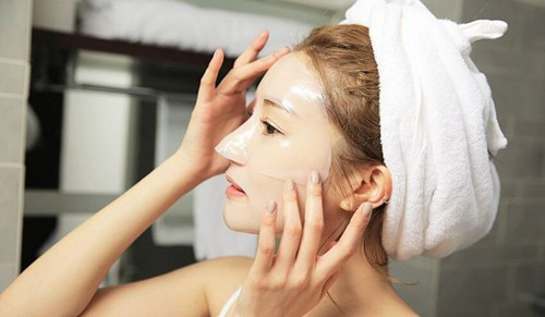 Không rửa sau khi đắp mặt nạ. Nhiều người nhầm tưởng giữ lại lớp tinh chất sau khi đắp mặt nạ giúp dưỡng da tốt hơn. Thực tế, mặt nạ có chứa chất bảo quản, cần làm sạch nhẹ bằng nước sau khi sử dụng. Tiếp đó, sử dụng kem dưỡng ẩm mỏng lên da để khóa ẩm.