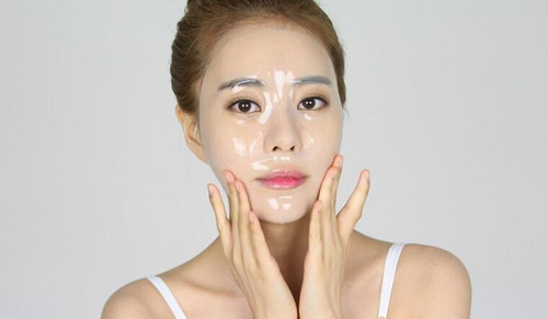 Ngoài ra, không nên đắp mặt nạ hàng ngày. Tần suất đắp mặt nạ dày đặc sẽ lấy đi lớp dầu tự nhiên bảo vệ trên bề mặt da. Điều này khiến da mất khả năng chống lại tác động của môi trường, dễ bị tổn thương như mẩn đỏ.