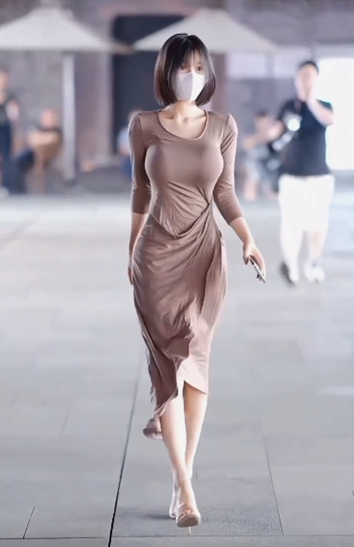 Nếu như những hot girl theo đuổi hình ảnh sexy thường nhận về những lời bình luận khiếm nhã thì Qian Princess lại rất ít đối diện tình huống này. Những người bình luận thường thể hiện sự trầm trồ trước thân hình quá đỗi gợi cảm của cô nàng.