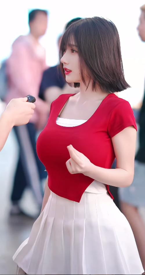 Những bức hình chính chủ chia sẻ cho thấy, Qian Princess thực sự sở hữu vóc dáng đồng hồ cát đáng mơ ước. Ngoài việc sở hữu vòng một căng tràn, cách phối đồ của Qian Princess cũng góp phần khiến cô nổi bật giữa đám đông.
