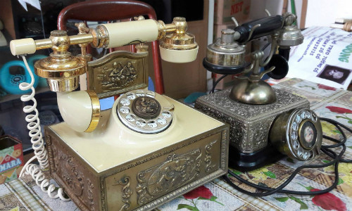 Những chiếc điện thoại để bàn cổ bằng đồng ngày nay vô cùng hiếm hoi và được giới mê đồ cổ không tiếc công săn lùng.
