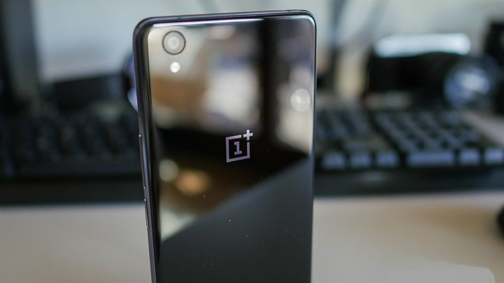 Sản phẩm kế nhiệm của OnePlus 3 dự kiến sẽ có một thiết kế tương tự, nhưng chắc chắn sẽ có nhiều cải tiến hơn. OnePlus 5 có thể sẽ có bộ nhớ RAM 8 GB, một bộ vi xử lý Snapdragon 835, dung lượng lưu trữ nội bộ 128 GB và pin 4000 mAh. OnePlus 5 được dự kiến sẽ ra mắt vào mùa hè năm 2017.