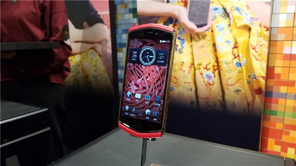 Theo thông tin trên trang Gizmochina, chiếc smartphone này được hãng 8848 làm nhân dịp kỷ niệm quan hệ đối tác giữa họ với một bảo tàng nằm trong Tử Cấm Thành ở Trung Quốc. Chiếc điện thoại này được thiết kế bởi nhà thiết kế Lawrence Hsu và nó lấy cảm hứng từ những con rồng trong Tử Cấm Thành.