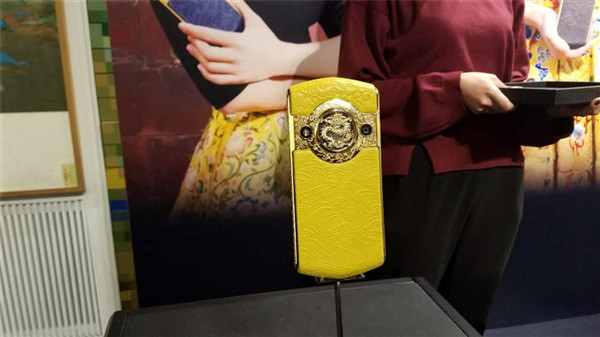 Chiếc điện thoại này cũng có nhiều màu sắc để lựa chọn là vàng đen, xám, hồng và ánh kim. Nguồn ảnh: Gizmochina.