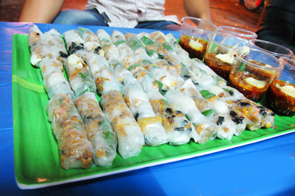 11. Bánh tráng cuốn trộn Bà Bắc (đường số 11, quận 4): Quán trong hẻm, không gian nhỏ, lúc nào cũng đông khách nên ồn và tất bật. Bánh ngon, nước chấm ổn, phục vụ nhiệt tình tuy nhiên khách đông nên phải chờ hơi lâu.