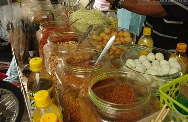 12. Bánh tráng trộn Chú Viên (đường Nguyễn Thượng Hiền, quận 3) hút thực khách với mùi thơm quyến rũ của các thành phần, nguyên liệu phối được phối theo tỷ lệ riêng. Đây cũng là quầy bánh tráng trộn bán theo số thứ tự duy nhất của Sài Gòn.