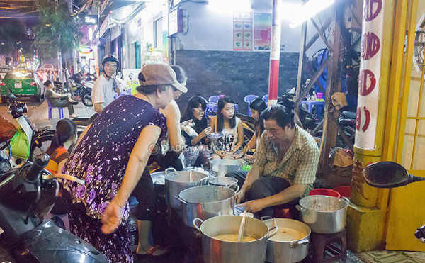 5. Chè vỉa hè Võ Văn Tần (hẻm 241 Võ Văn Tần, quận 3) bán từ 17h30-22h hàng ngày. Quán bán các món chè truyền thống như đậu xanh, đậu đen, khoai môn... nhưng có bí quyết riêng nên thơm, ngon, đặc trưng.
