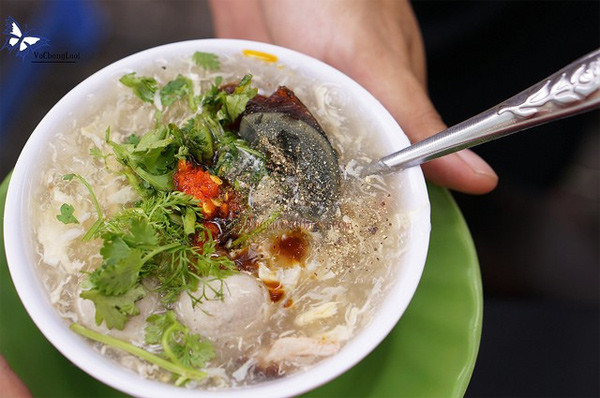 10. Súp cua Nhà Thờ Đức Bà (Nguyễn Du, P. Bến Thành, quận 1): Soup nêm nếm vừa miệng. Một chén có cua, trứng, trứng cút, nấm tuyết, nấm mèo, gà. Phần bình thường 15.000 đồng, thêm trứng bắc thảo thì 20.000 đồng.