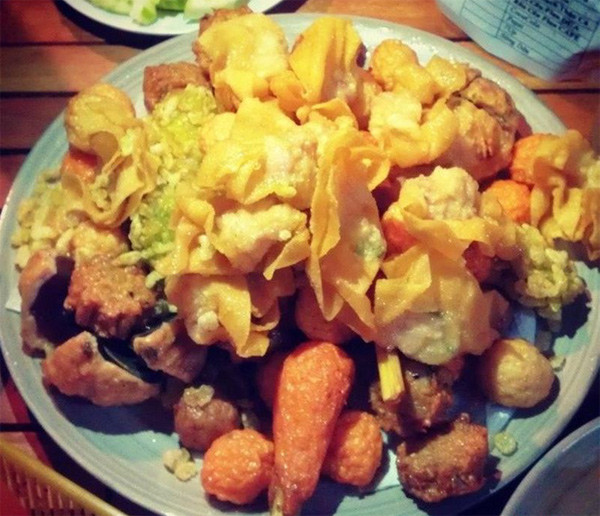 9. Cá viên chiên đường Lương Hữu Khánh, quận 1 là điểm ăn cá chiên có tiếng của dân văn phòng và học sinh - sinh viên gần đó. Quán chiên bằng dầu mới, có thao tác thấm hút dầu trước khi dọn cho khách nên không bị ngán ngấy. Điểm trừ là do đông khách nên thường tính lộn số lượng (nhiều hơn) xiên, đĩa khách gọi.