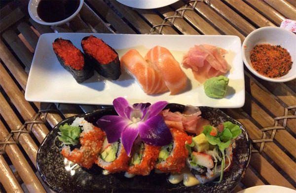 6. Thiên Du Sky Sushi (Trần Hưng Đạo, P. 5, quận 5) được nhiều thực khách đánh giá rẻ, ngon, phục vụ ổn. Tuy nhiên, giá mềm nên các dòng sushi cá hồi, cá ngừ đại dương không được tươi.