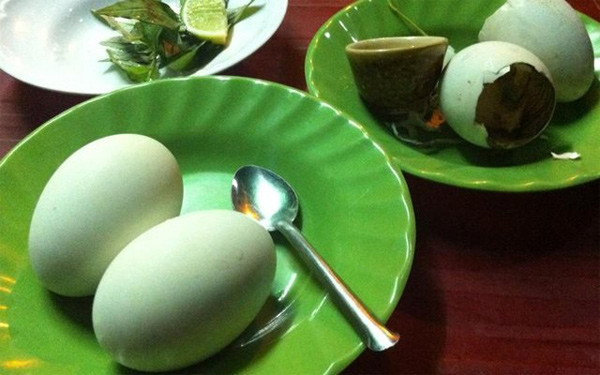 13. Hột vịt lộn Kim Thảo (đường Xuân Thủy, quận 2) có bí quyết luộc riêng nên trứng thơm ngon. Đi kèm món trứng có hương thơm nhẹ của thảo dược là nước chấm có vị rất riêng.