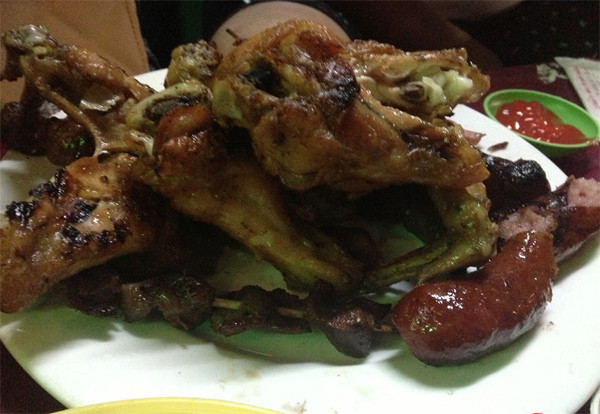 7. Gà nướng đường Bùi Thị Xuân (quận 1) chỉ có khoảng 15 chỗ ngồi. Gà nướng ăn kèm với xôi, rau. Gà tươi, kỹ thuật ướp, nướng ổn nhưng nhanh ngán.