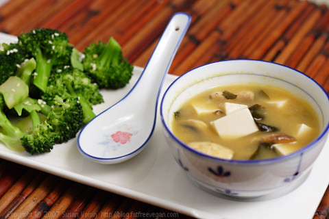 Súp miso giàu chất chống oxy hóa. Món súp này giàu vitamin B, sắt, ma giê, can xi, kẽm và các chất chống oxi hóa, giúp bảo vệ tế bào khỏi sự tấn công của các gốc tự do, phóng xạ và các hóa chất ô nhiễm bên ngoài.