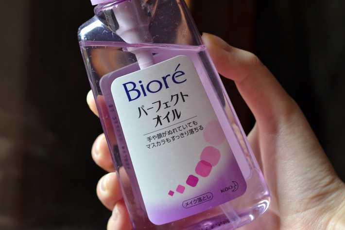Dầu tẩy trang Biore Cleansing Oil. Giá cực kì bình dân - tầm 150.000 đồng cho chai 150ml. Thực hiện được các chức năng cơ bản, mong muốn của 1 sản phẩm dầu tẩy trang - tẩy trang sạch sẽ được cả kem nền lâu trôi, mascara chống thấm nước cứng đầu, tráng được sạch mà không để lại cảm giác nhờn dính oily.