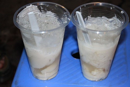 1. Tàu hũ đá, bò bía Trương Định (ngã 4 Lê Thánh Tôn - Trương Định, quận 1). Đây là một ttong những quán ngon vỉa hè đông khách nhất Sài Gòn. Quán bên lề đường, khá dễ tìm, bày những chiếc ghế nhựa nhỏ. Tàu hũ được đựng trong chiếc ly nhựa, tiện lợi và gọn gàng. Tàu hũ ở đây không có gừng, bột báng như các hàng khác nhưng có hương vị riêng nên luôn đông khách.