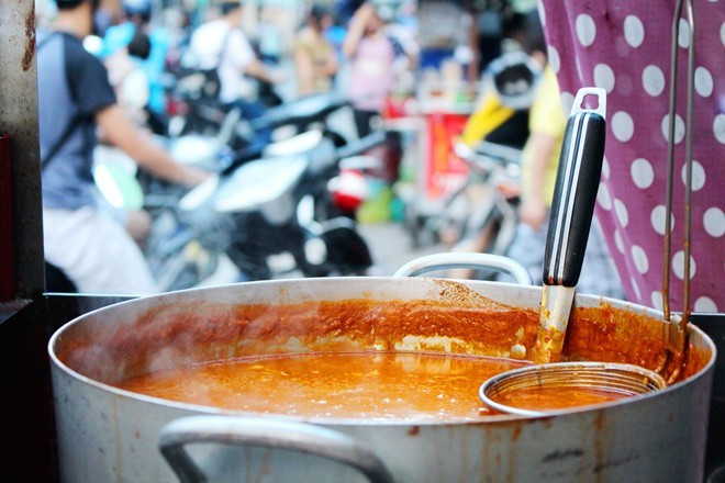 8. Há cảo, phá lấu Bò Marie Curie (cổng trường Marie Curie, quận 3): Phá lấu chế biến vừa miệng. Ăn kèm bánh mì hay mì tôm đều ổn. Điểm trừ là người bán vẫn phục vụ hơi chậm.