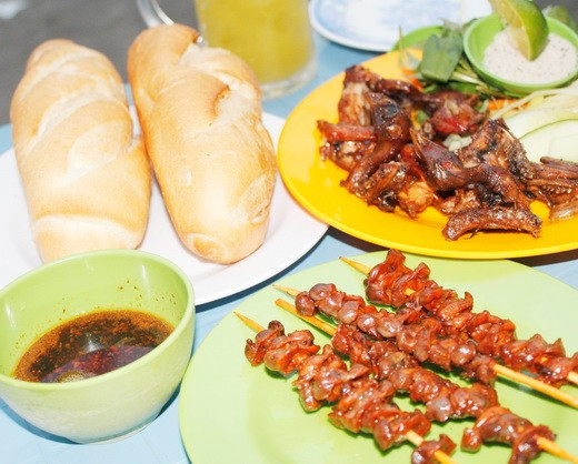 4. Cút chiên bơ (54 Đồng Nai, quận 10) mỗi chiều luôn tấp nập thực khách đến ăn hay mua về. Ngoài kỹ thuật chiên, quán ngon vỉa hè này cũng được điểm cộng về rau chua ăn kèm và nước dùng cút đậm đà. Ngoài cút, quán cũng có món mề cút rất "bắt mồi". Ảnh: Linh San.