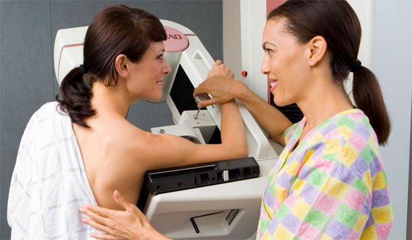 Theo tính toán của các nhà nghiên cứu Anh, để cứu sống được 1 người nhờ việc tầm soát sớm này, thì 2.000 phụ nữ sẽ phải chụp X quang vú, dẫn tới 200 ca dương tính giả (chẩn đoán ung thư nhưng thực ra không phải) và 10 ca phẫu thuật không cần thiết. Như thế, tác hại của việc tầm soát ung thư vú đã vượt quá lợi ích của nó.