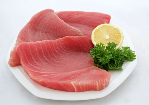 Vitamin B. Vitamin giúp tổng hợp các hemoglobin để cung cấp oxy cho da đầu, thúc đẩy nang tóc phát triển, ngăn ngừa tóc rụng. Thiếu vitamin B có thể dẫn đến mái tóc yếu, hư tổn. Nguồn thực phẩm dồi dào vitamin B được tìm thấy trong cá ngừ, thịt gà và cá hồi.