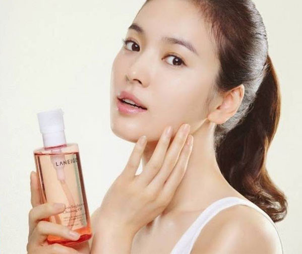 . Khi sử dụng sản phẩm, dạng tinh dầu với một ít nước sẽ chuyển sang dạng sữa, không gây nhờn rít cho da. Tinh dầu tẩy trang mềm mại, giàu Vitamin A&C giúp tăng cường ‘sức đề kháng’ cho da trong lúc giúp kích hoạt loại bỏ độc tố tích tụ trong các lỗ chân lông.
