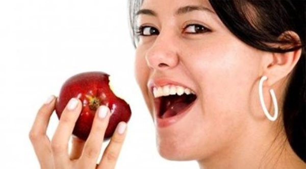 Để có bộ răng khỏe, bạn cần thường xuyên kiểm tra sức khỏe răng miệng. Cùng học một số cách cơ bản để có thể tự làm việc đó tại nhà nhằm phát hiện những dấu hiệu đáng ngại về sức khỏe răng miệng để đến bác sĩ kịp thời.