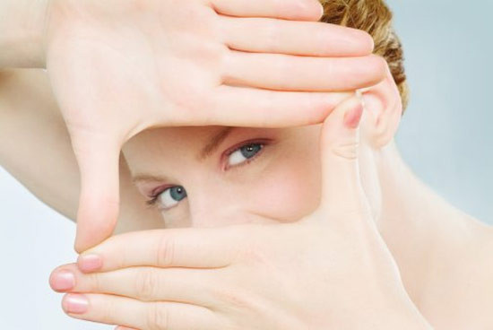 Ngoài cà rốt, các loại cây rau lá xanh, trái cây và rau có màu cam, màu vàng hoặc đỏ như bí đỏ, đu đủ... cũng là những thực phẩm vàng cho mắt nhờ nguồn carotenoid dồi dào.