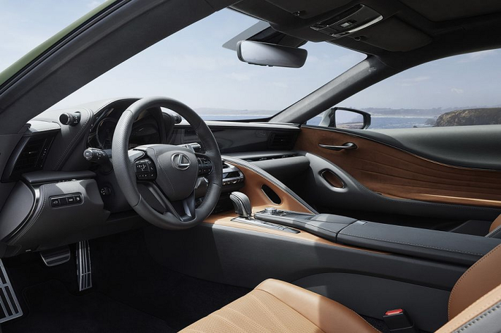 Siêu phẩm Lexus LC Inspiration Series được nhà sản xuất phủ lên mình màu sơn độc quyền xanh lục bảo Khaki Metal vô cùng độc đáo. Bên cạnh đó, các khách hàng mua xe cũng có thể tuỳ chọn thêm màu sơn khác là màu đen Graphite Black hoặc xám Titanium.