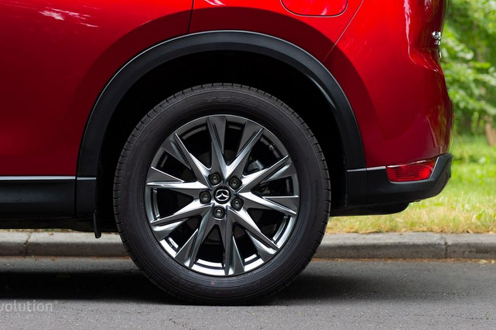 Gói trang bị này sẽ thêm thắt cho CX-5 những đường crom sáng bóng tại cả mắt trước và sau bao gồm thanh gá đồ trên nóc, thảm lót sàn thích ứng mọi thời tiết, và tấm trải sàn cùng với số tiền kèm thêm 125.500 Yên (tương đương 26,5 triệu đồng). Ngoài ra, ốp gương Đen Brilliant và vành nhôm 17-inch là 2 tùy chọn được Mazda cung cấp thêm.