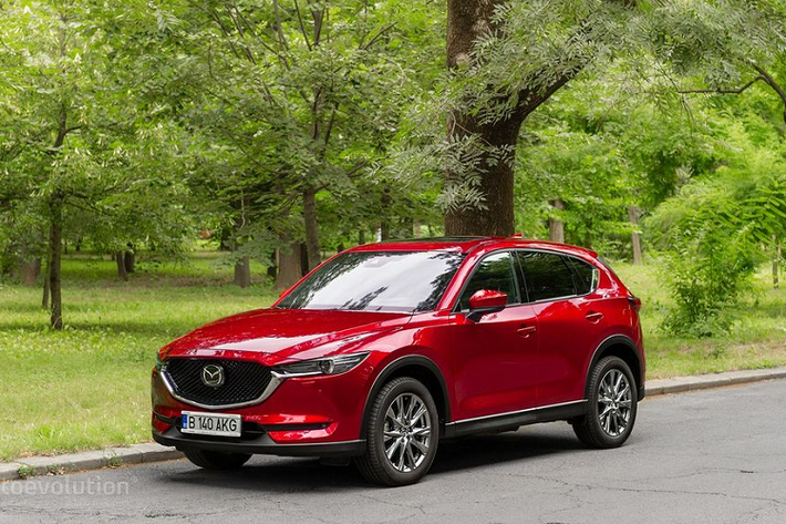 Trong suốt 8 năm vòng đời, mẫu xe SUV Mazda CX-5 gây ấn tượng mạnh mẽ nhất có lẽ chính là model 2017 (ra mắt vào giữa 2016) với sự bổ sung các tính năng tiêu chuẩn như camera lùi, màn hình thông tin giải trí 7-inch, hệ thống định vị vệ tinh kèm theo đó là mức giá nhỉnh hơn model 2016.